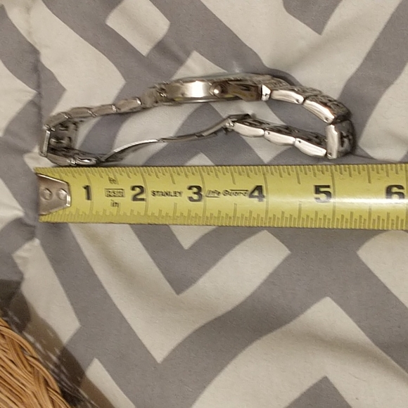 Beautiful Quartz Silver Crystal Watch! - Picture 4 of 13